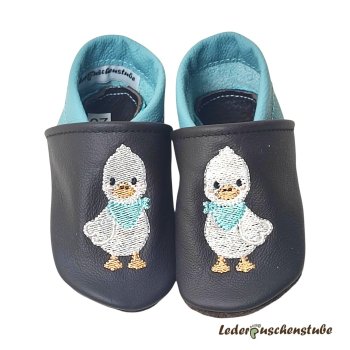 LedLederpuschen dunkelbraun-babyblau mit beiderseits Stickerei Entengans in (weiß-hellorange-schwarz-hautfarbe Tuch babyblau) erpuschen beige-creme mit beiderseits Namen am Spann (creme) und beiderseits Stickerei Fuchs Freda in (orangebraun-weiß-dunkelbra
